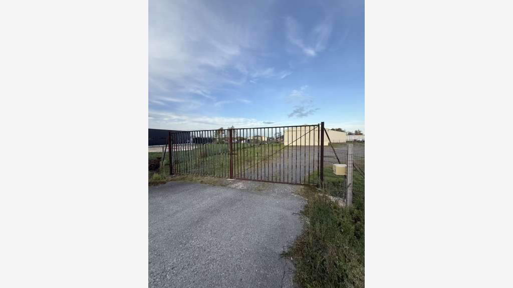 Vente entrepôt 318m² + terrain à Peujard (33240)