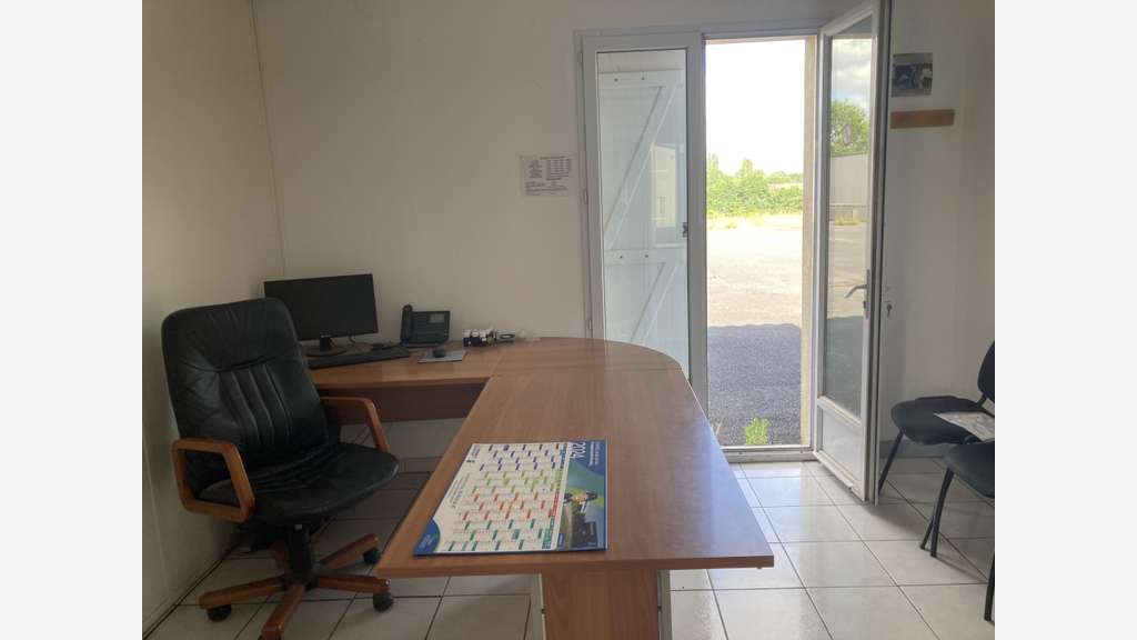 Vente locaux d'activités 860m² à Pierre Buffière