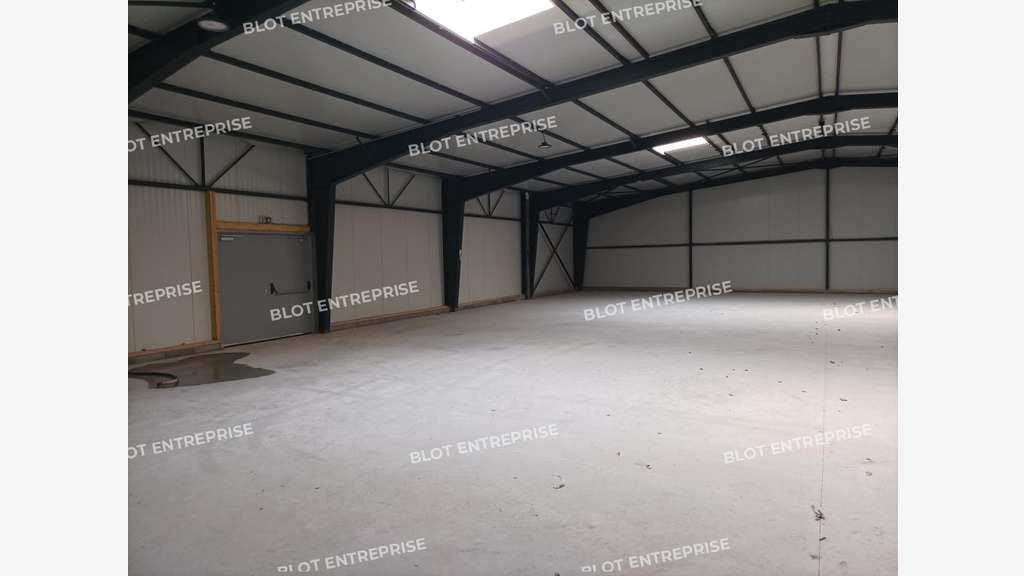 A vendre local rénové 660m² sur 5995m² à Plerneuf 