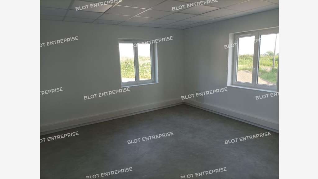 A vendre local rénové 660m² sur 5995m² à Plerneuf 
