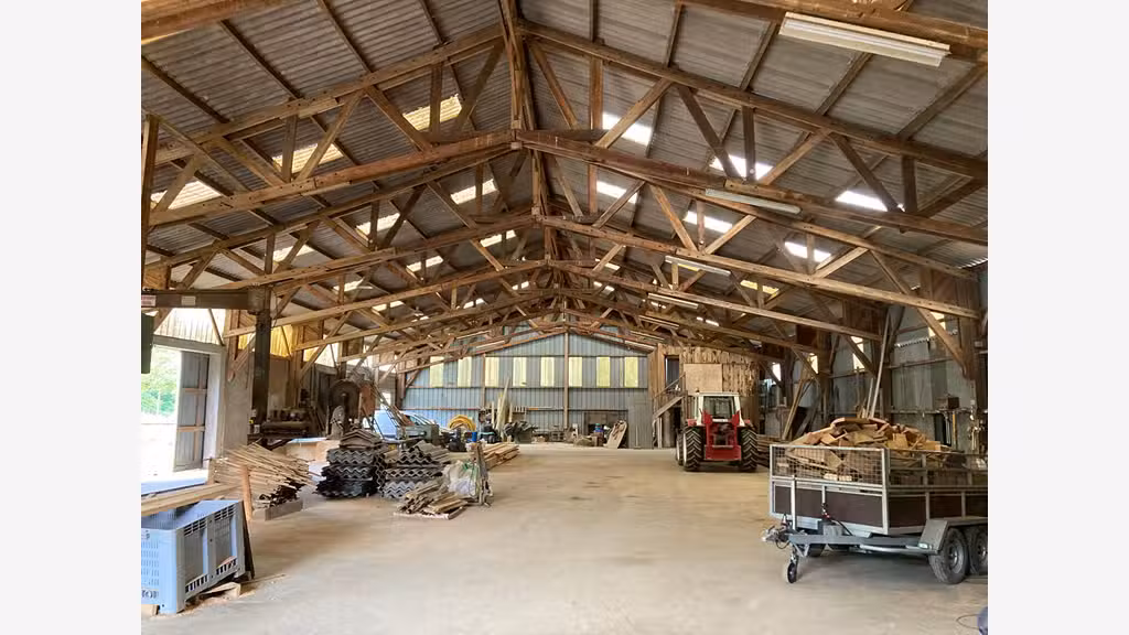 A vendre bâtiment artisanal 1500m² Monts d' Arrée 