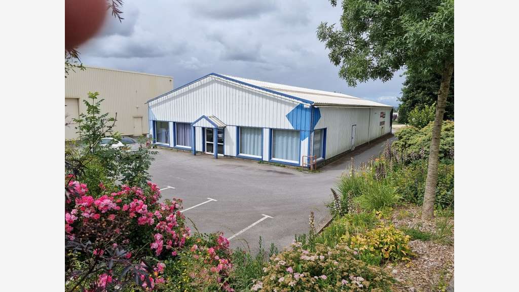 Vente murs commerciaux 450m² en zc Ploërmel