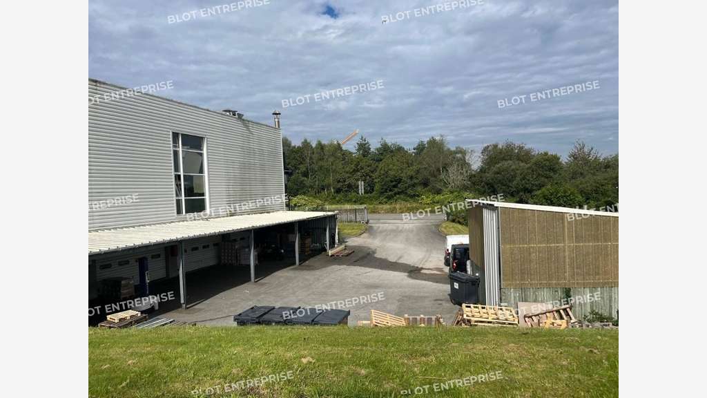 A vendre locaux 1211m² zone de Penhoat à Plomelin