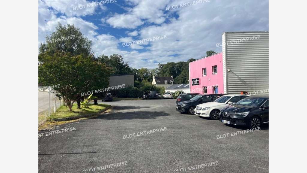 A vendre locaux 1211m² zone de Penhoat à Plomelin