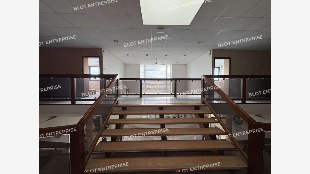 À VENDRE - LOCAL D'ACTIVITES - 2 400 m² - P