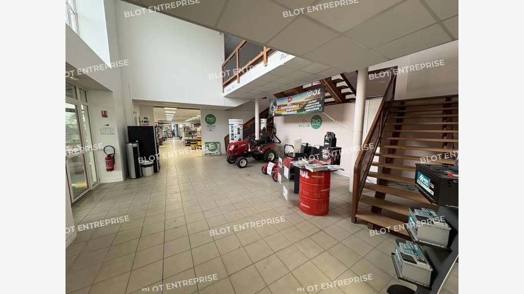 À VENDRE - LOCAL D'ACTIVITES - 2 400 m² - P