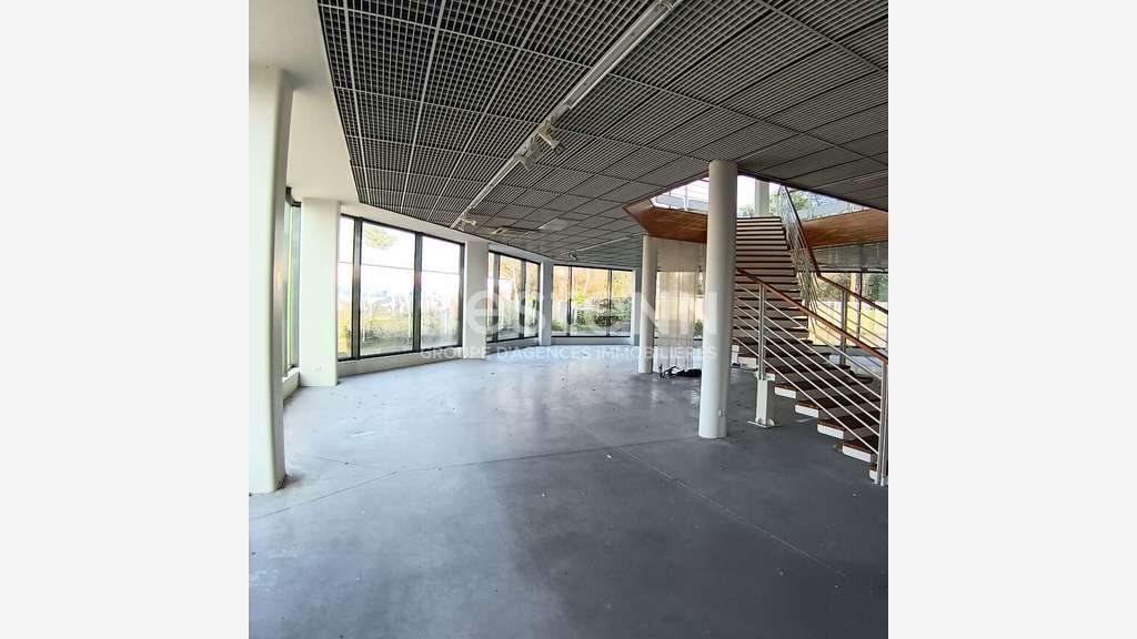 A vendre ens commercial de 1800m² à Plougoumelen