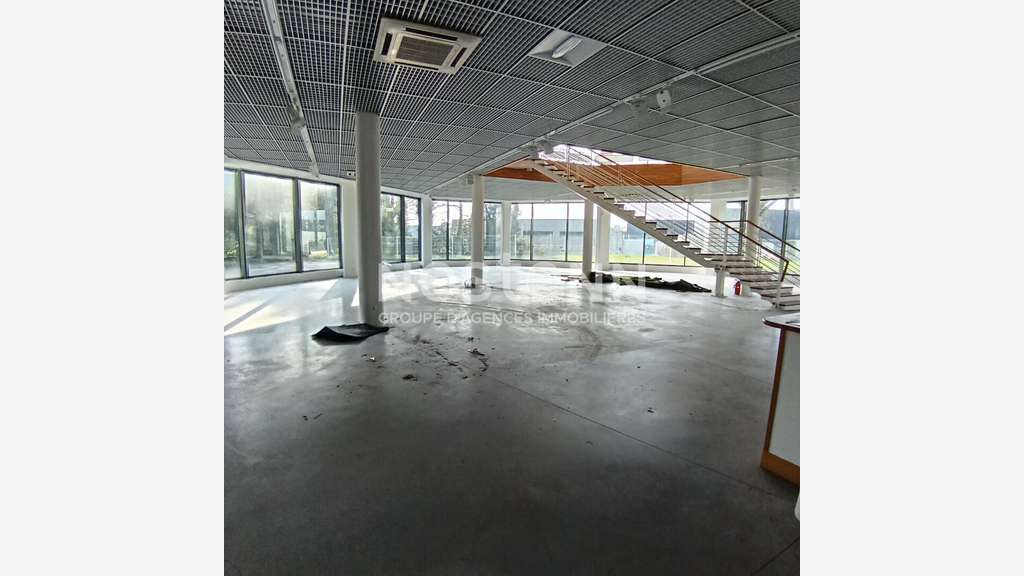 A vendre ens commercial de 1800m² à Plougoumelen