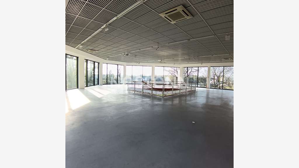 A vendre ens commercial de 1800m² à Plougoumelen