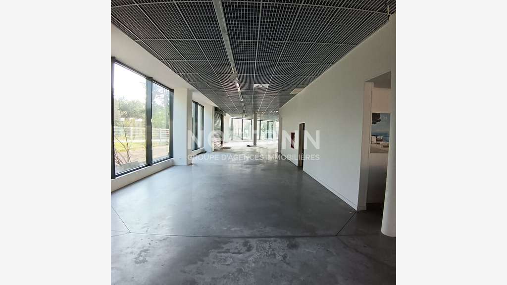 A vendre ens commercial de 1800m² à Plougoumelen