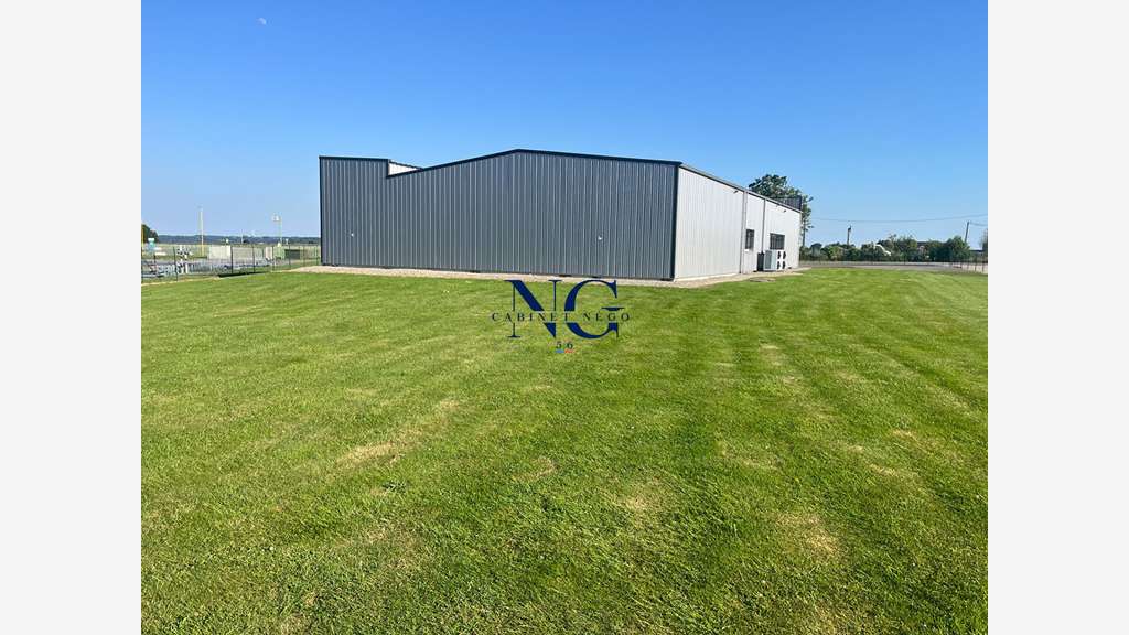 A vendre local d'activité de 500m² à Plumenin