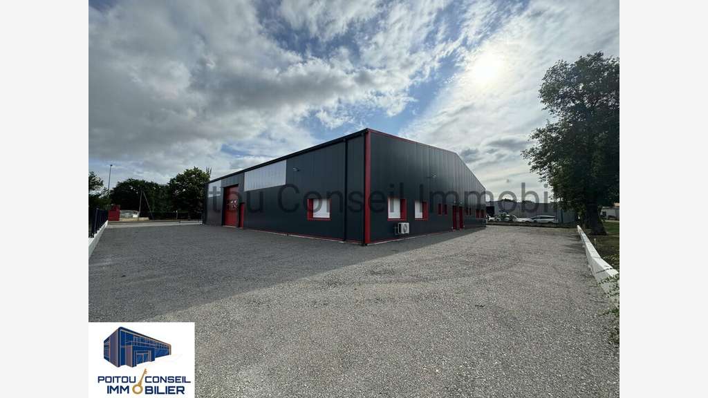 Local d'activité de 702m² à vendre à Pompaire