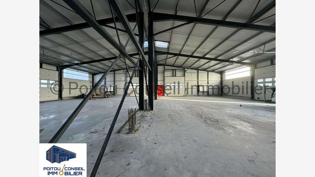 Local d'activité de 702m² à vendre à Pompaire