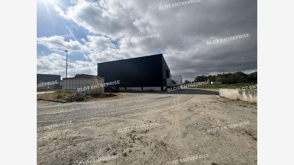 A vendre locaux d'activités 251m² à Puceul