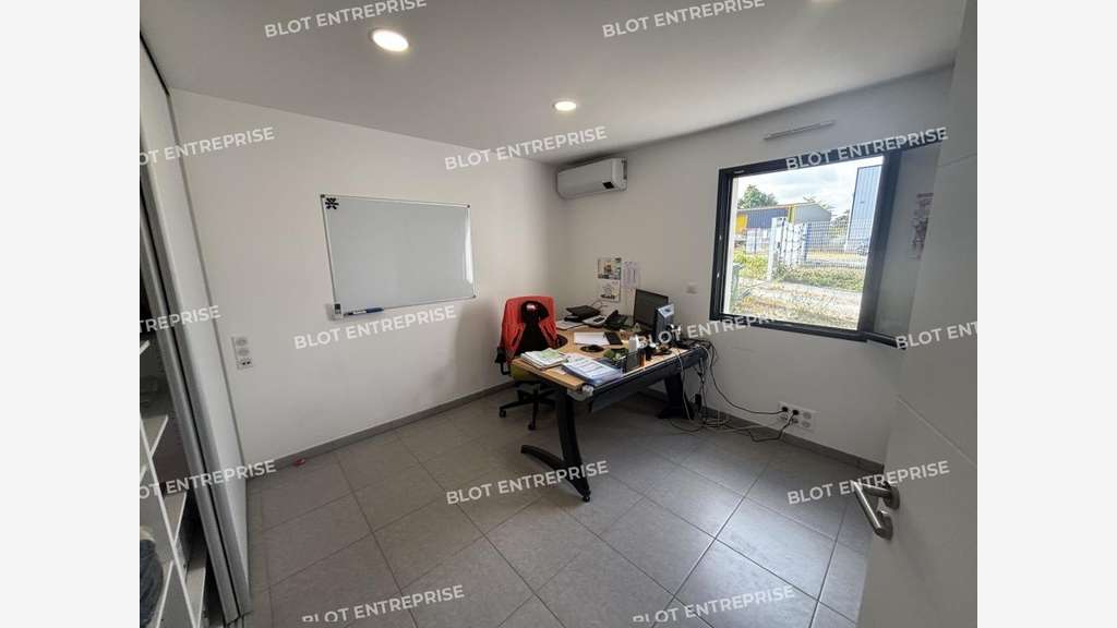 A vendre locaux d'activités 251m² à Puceul