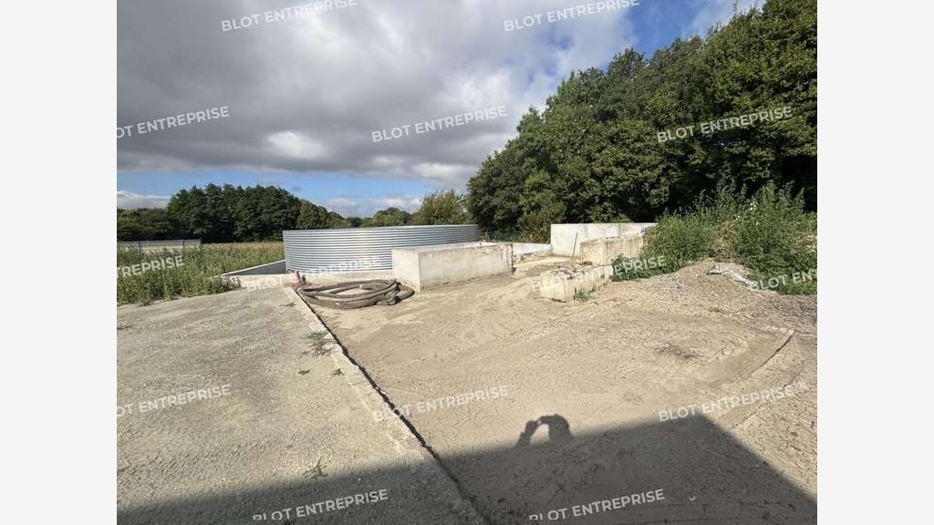 A vendre locaux d'activités 251m² à Puceul