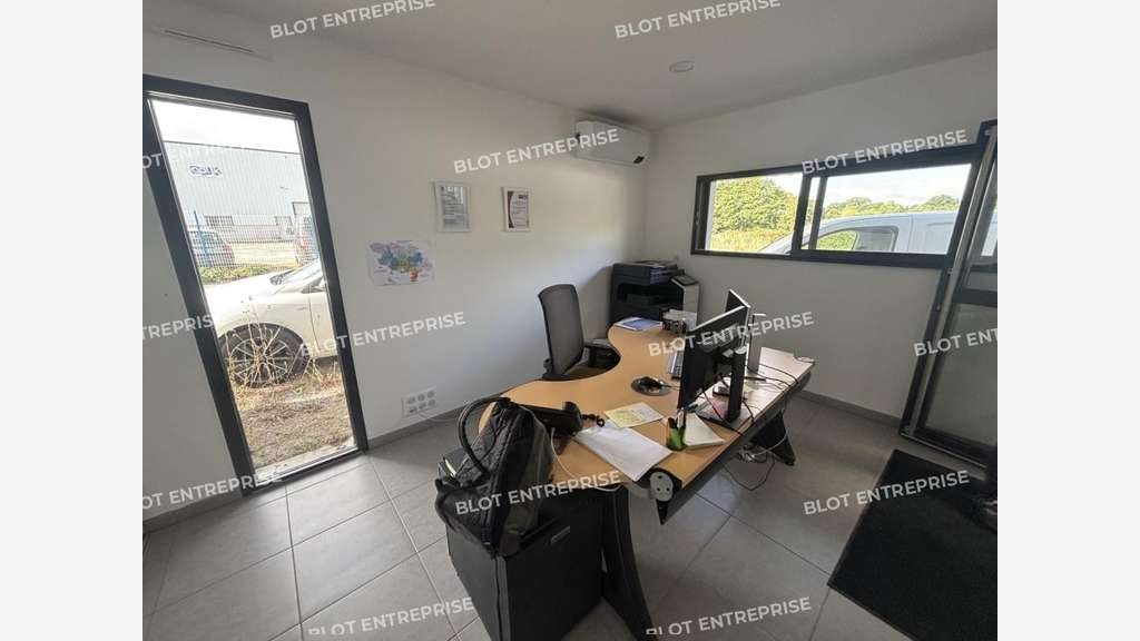A vendre locaux d'activités 251m² à Puceul