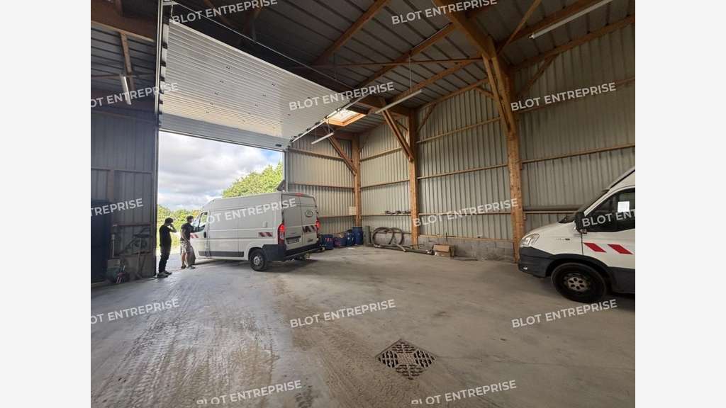 A vendre locaux d'activités 251m² à Puceul