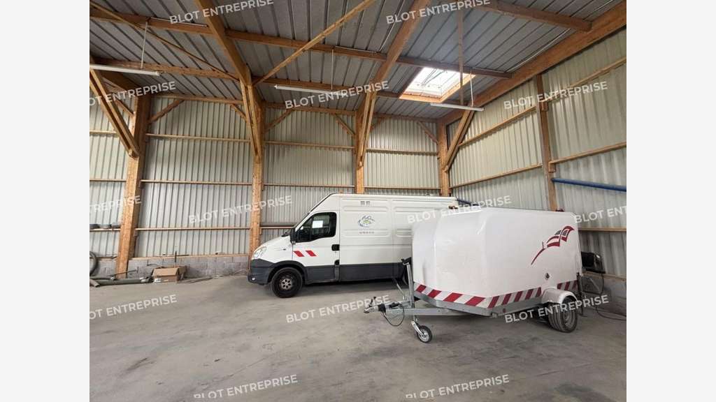 A vendre locaux d'activités 251m² à Puceul