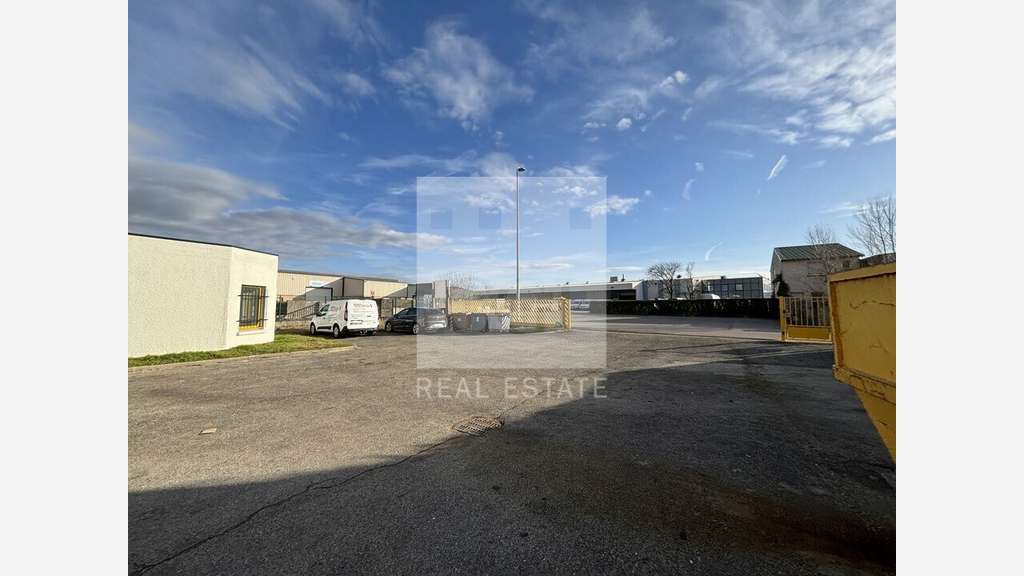 PUSIGNAN - LOCAL D'ACTIVITE à vendre