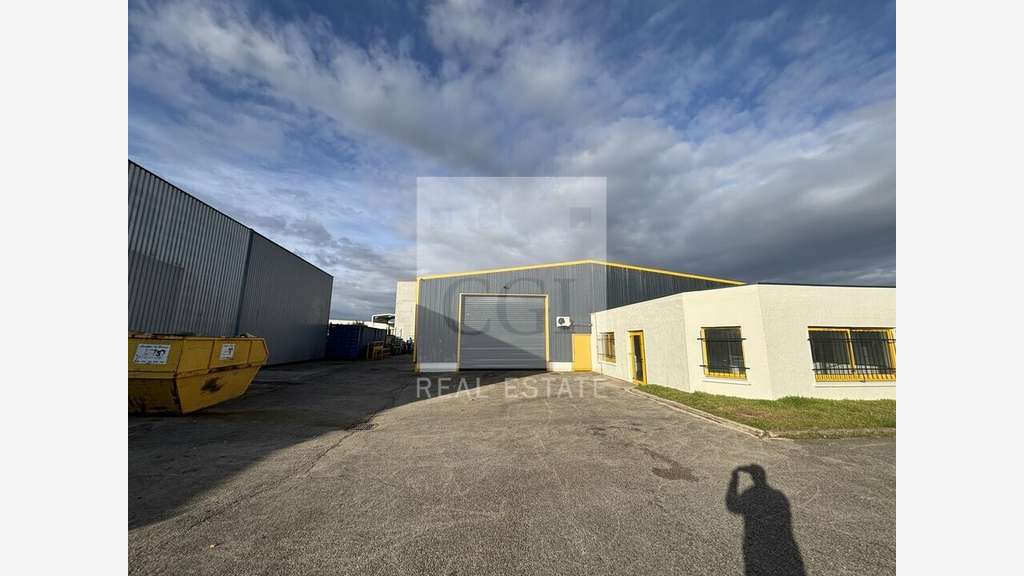 PUSIGNAN - LOCAL D'ACTIVITE à vendre