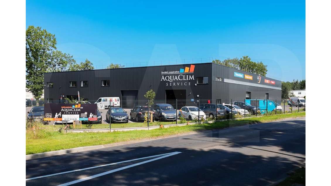 AV local de plus de 3000m² sur 6800m² à Quéven