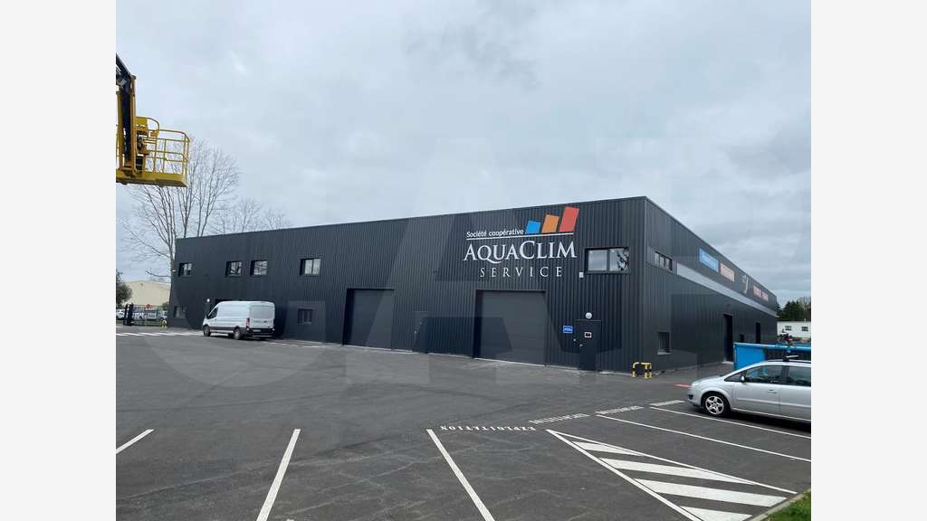 AV local de plus de 3000m² sur 6800m² à Quéven