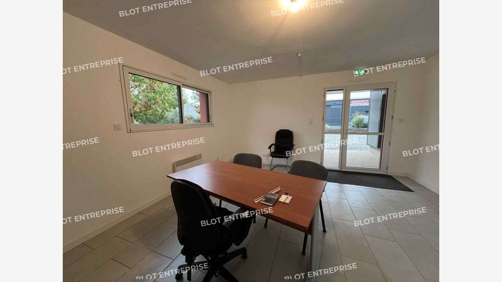 A vendre locaux d'activités 342m² à Romillé