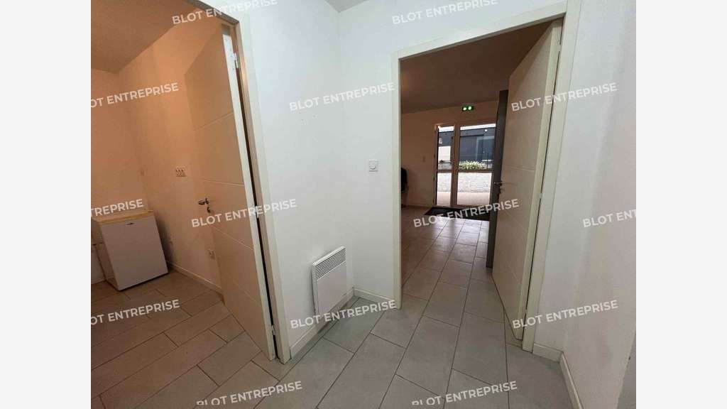 A vendre locaux d'activités 342m² à Romillé