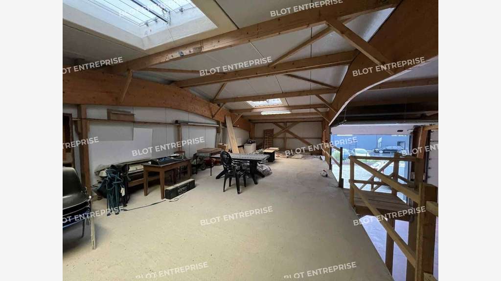 A vendre locaux d'activités 342m² à Romillé
