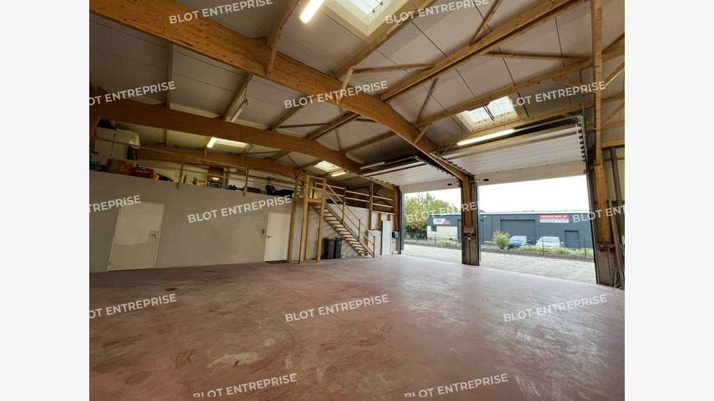 A vendre locaux d'activités 342m² à Romillé