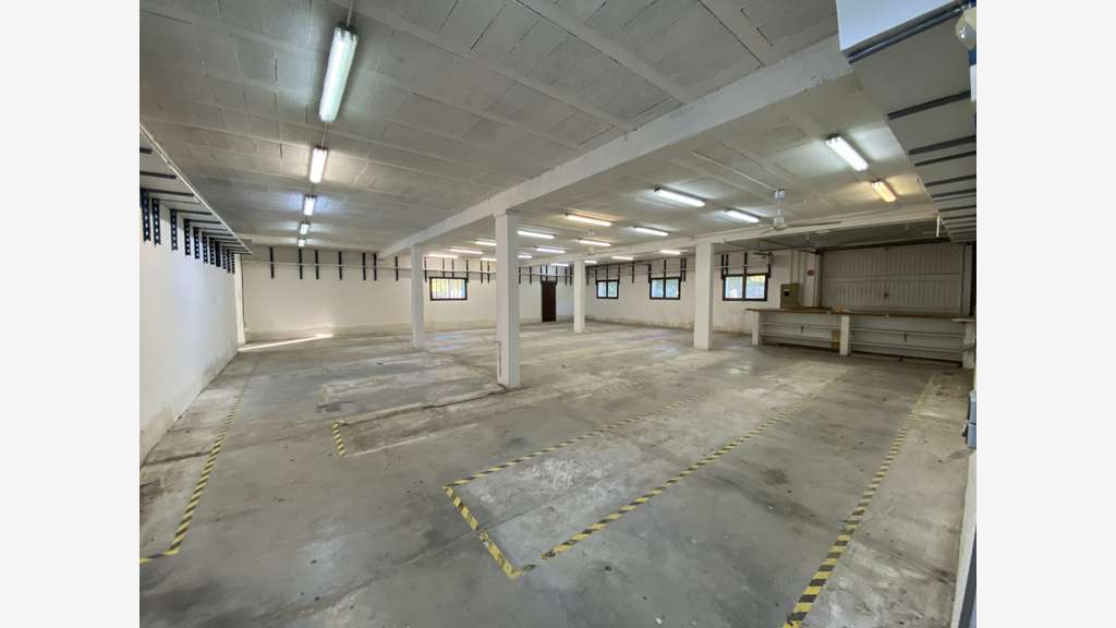 AV entrepôts bureaux 1329m² Roquebrune-sur-Argens