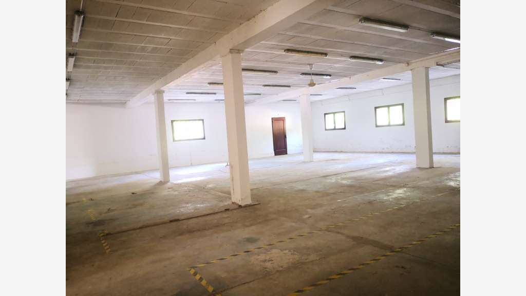 À vendre local d’activité 1300m² à Roquebrune