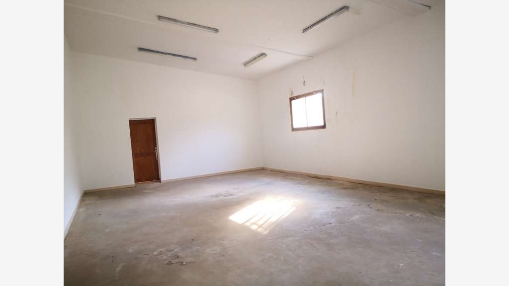 À vendre local d’activité 1300m² à Roquebrune