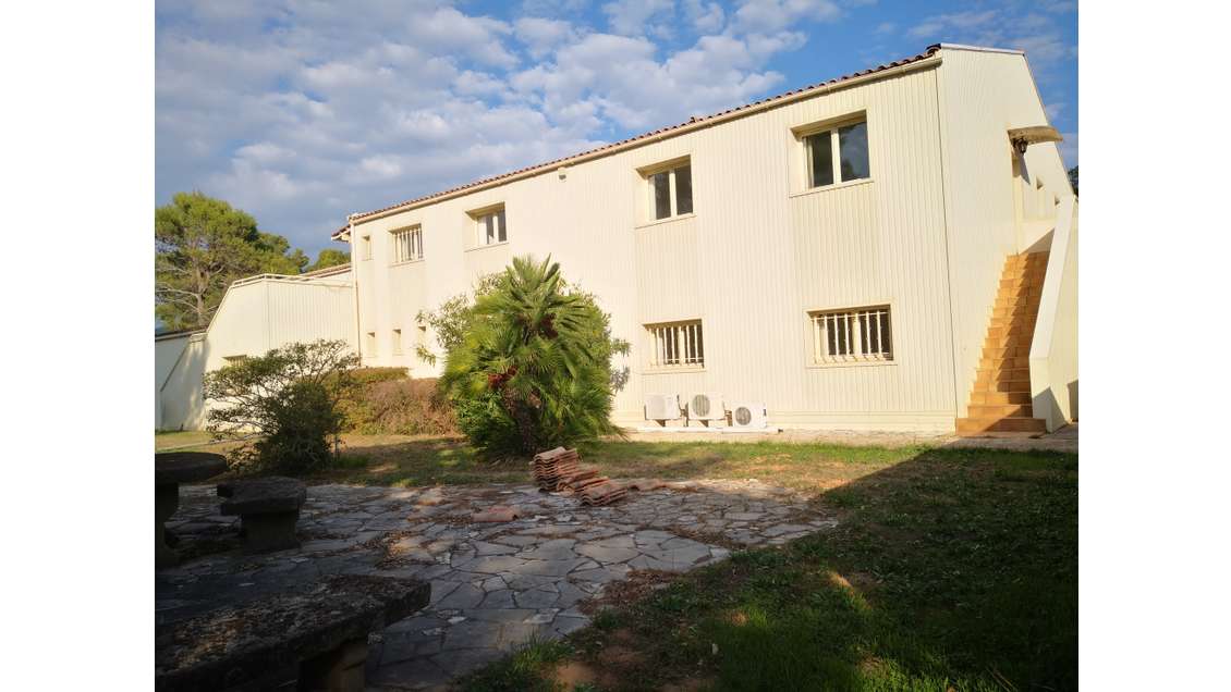 À vendre local d’activité 1300m² à Roquebrune