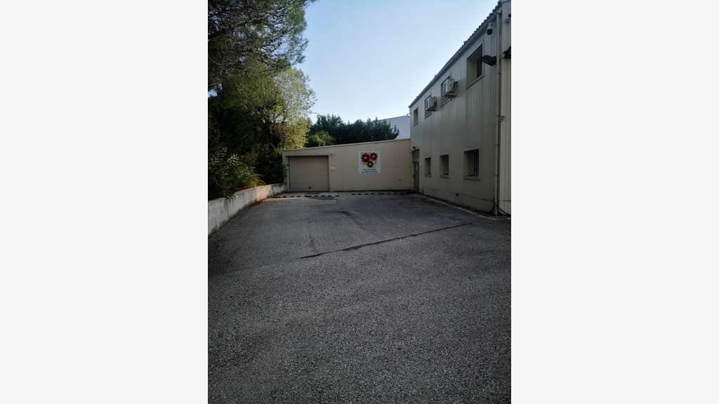 À vendre local d’activité 1300m² à Roquebrune
