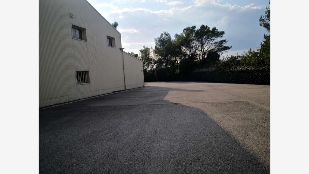 À vendre local d’activité 1300m² à Roquebrune