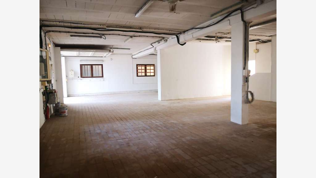 À vendre local d’activité 1300m² à Roquebrune