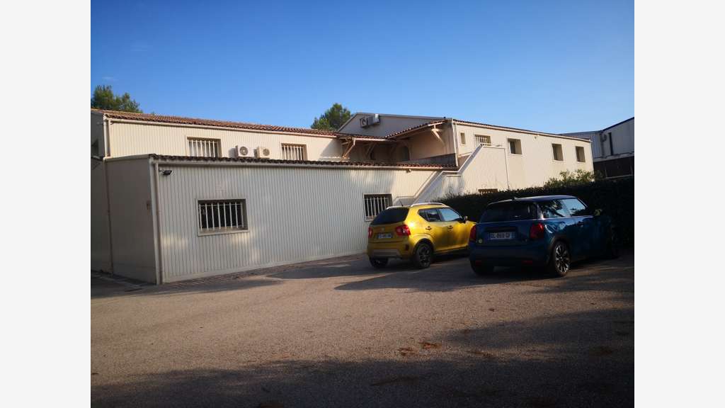 À vendre local d’activité 1300m² à Roquebrune
