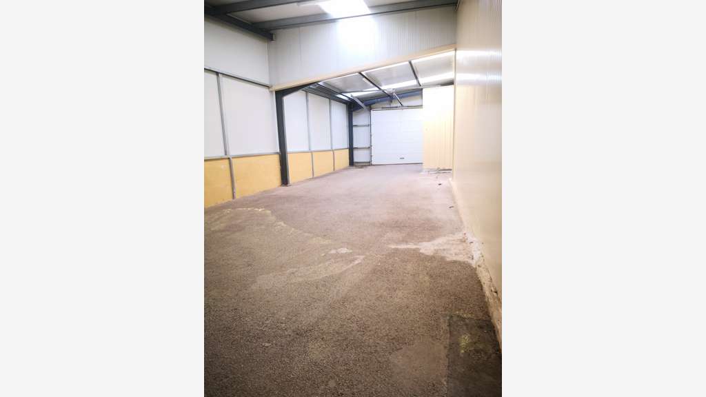 À vendre local d’activité 1300m² à Roquebrune