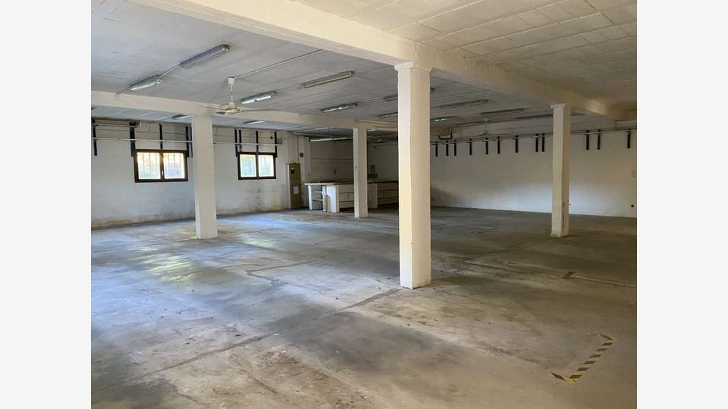 Entrepôts et bureaux 1329m² Roquebrune sur Argens