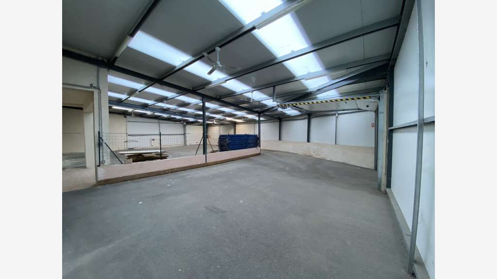 Entrepôts et bureaux 1329m² Roquebrune sur Argens