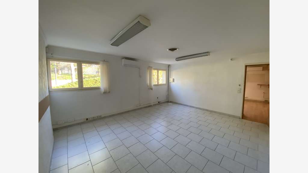 Entrepôts et bureaux 1329m² Roquebrune sur Argens