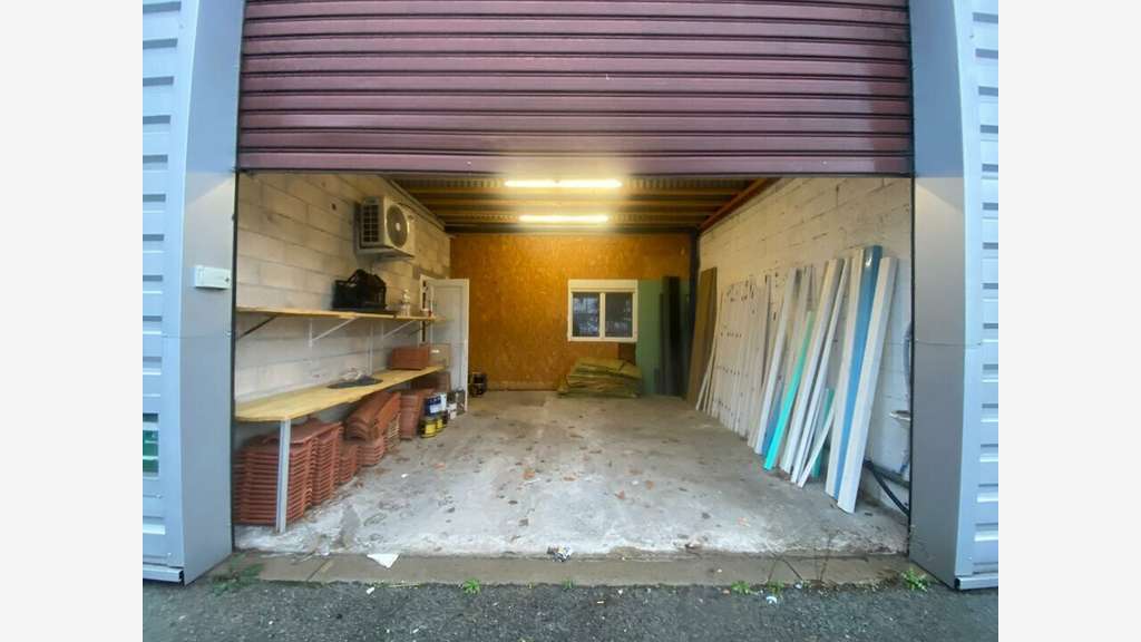 AV murs d'activités 400m² à Roquebrune-sur-Argens