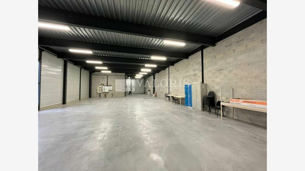Surface d'activité neuve 578m² à vendre à Rousset