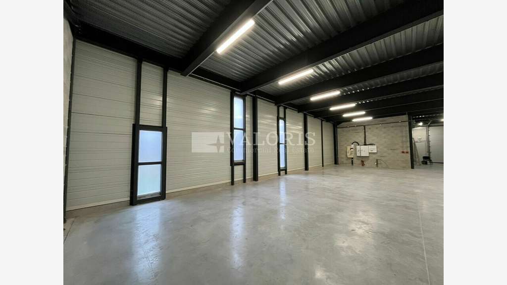 Surface d'activité neuve 578m² à vendre à Rousset