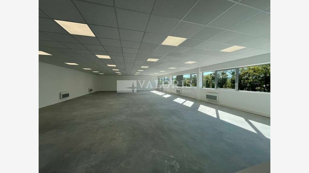 Surface d'activité neuve 578m² à vendre à Rousset