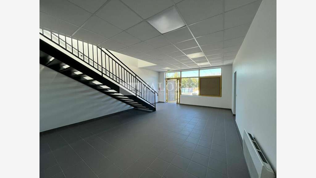 Surface d'activité neuve 578m² à vendre à Rousset