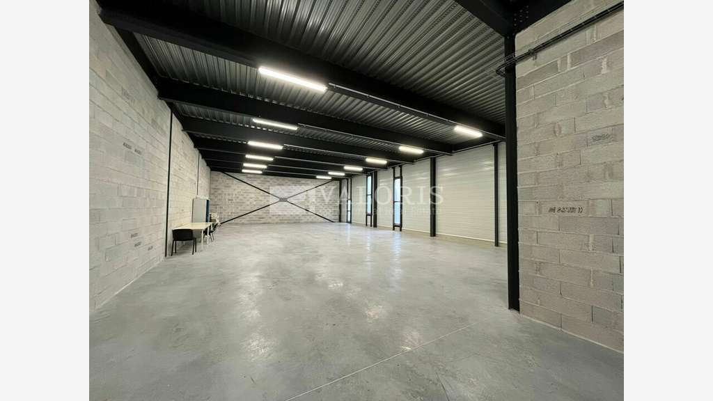 Surface d'activité neuve 578m² à vendre à Rousset