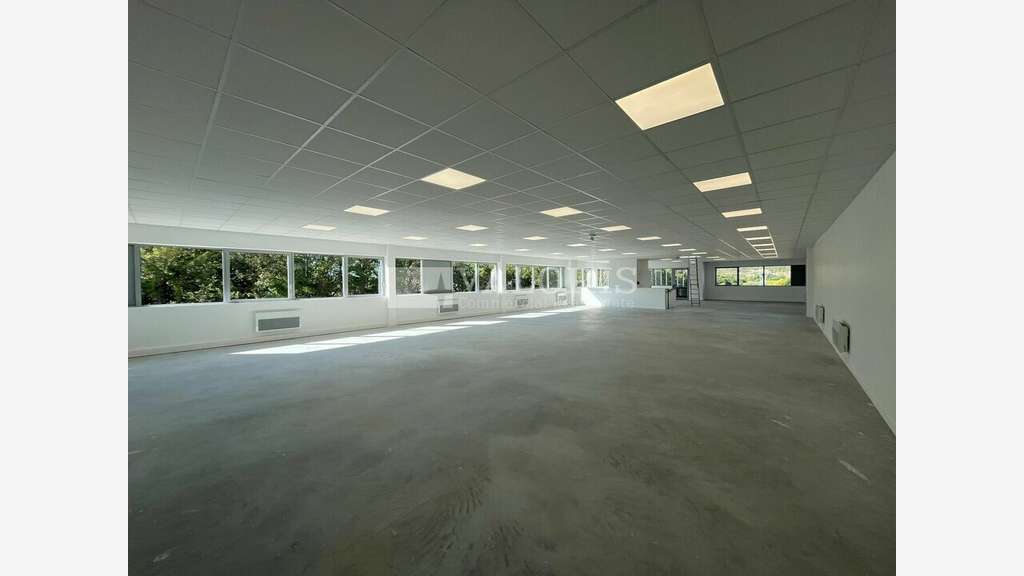 Surface d'activité neuve 578m² à vendre à Rousset